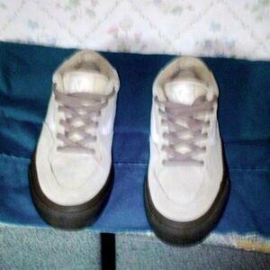 Men's Tan Suede Skater Shoes. Size 6.5 U.S.